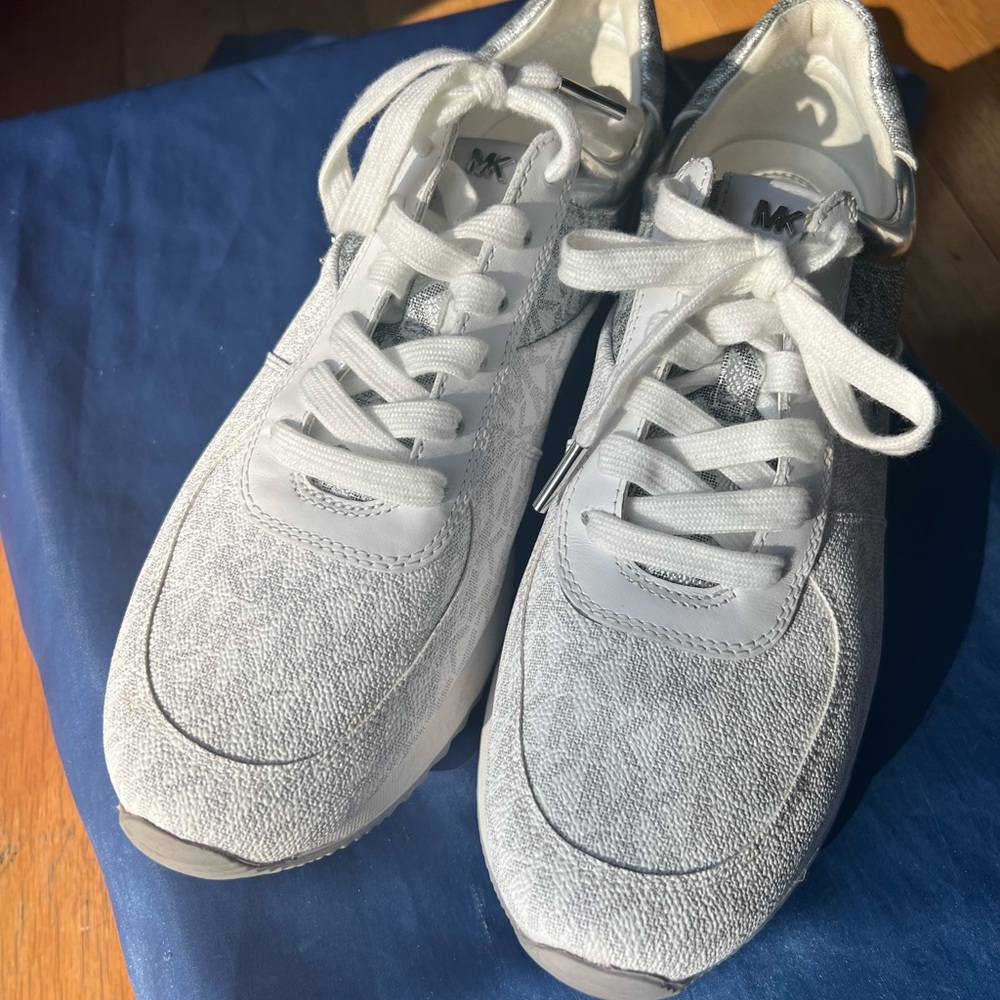 Stylish tennis shoe by Michael Kors. Size 10.